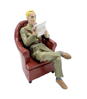 Blake Lisant Dans un Fauteuil